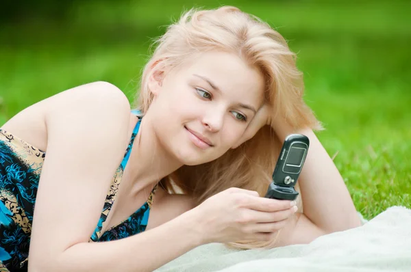 휴대 전화로 문자를 보내는 여성 — 스톡 사진