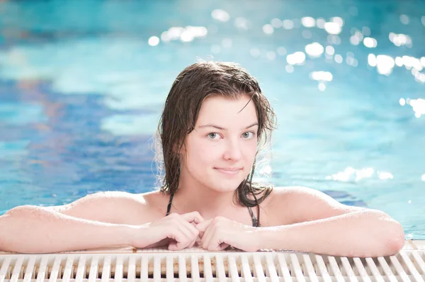 Skönhet kvinna i poolen — Stockfoto