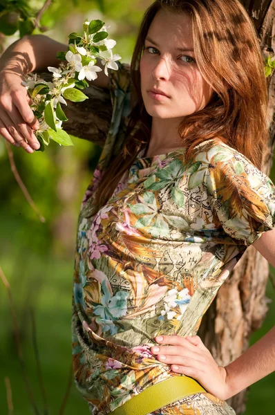 Vackra unga mode kvinna poserar utomhus — Stockfoto