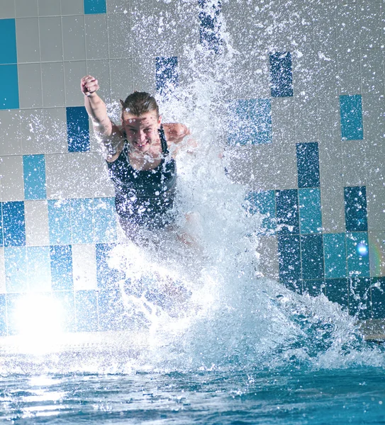 Nadador pulando na piscina — Fotografia de Stock
