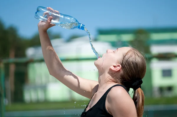 Yyoung γυναίκα πόσιμο νερό μετά την άσκηση — Φωτογραφία Αρχείου