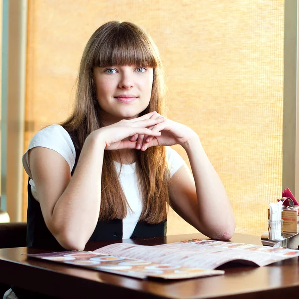 Una joven en un café — Foto de Stock