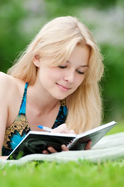 Beautiful young woman read book — Stock Photo, Image