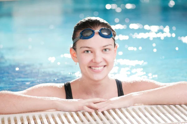 Mulher de óculos pretos na piscina — Fotografia de Stock