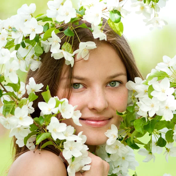 Красивая молодая женщина отдыхает в саду яблони — стоковое фото