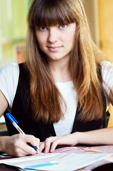 A young woman in a cafe — Stock Photo, Image