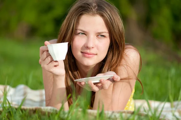 Mulher bonita beber café quente ao ar livre — Fotografia de Stock