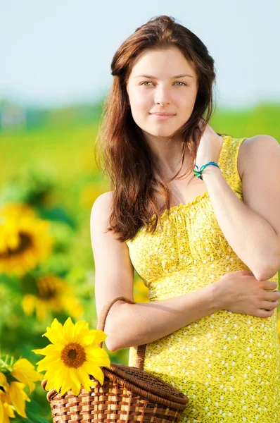 Mulher bonita em um campo de girassol — Fotografia de Stock