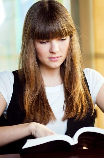 Μια νεαρή γυναίκα σε καφέ με το βιβλίο — Φωτογραφία Αρχείου