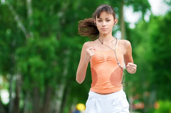 Menina adolescente correndo no parque verde Imagem De Stock