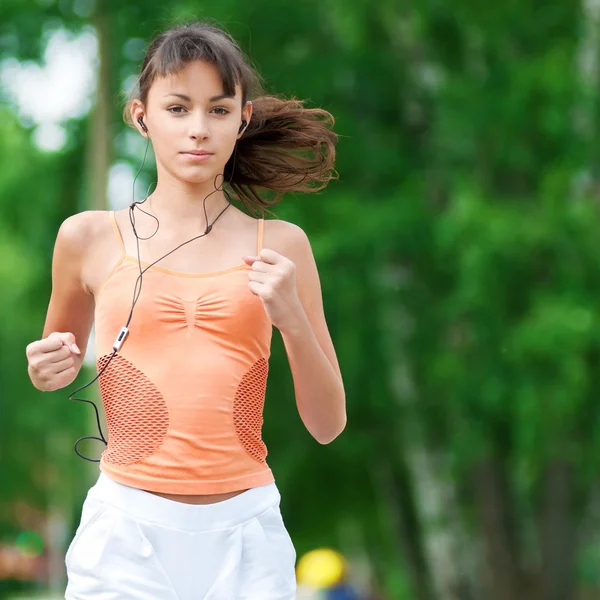 Adolescente courir dans le parc vert Images De Stock Libres De Droits