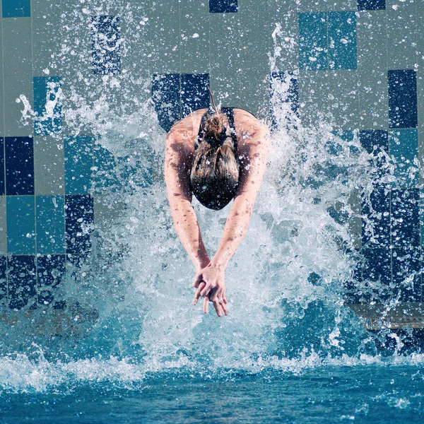水泳スイミング プール内にジャンプ ロイヤリティフリーのストック画像