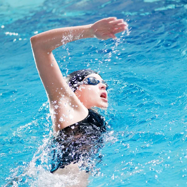 Schwimmerin beim Krabbelschlag lizenzfreie Stockfotos
