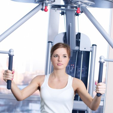 spor salonunda genç kadın