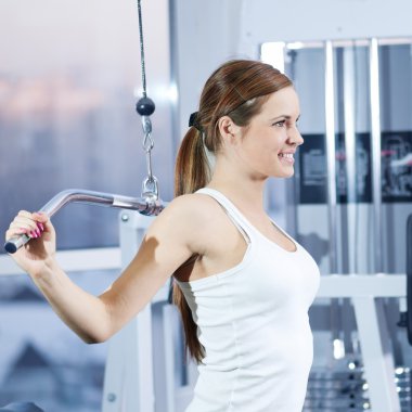 spor salonunda genç kadın