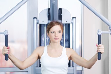 spor salonunda genç kadın
