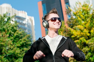 casual adam şehir parkında dans