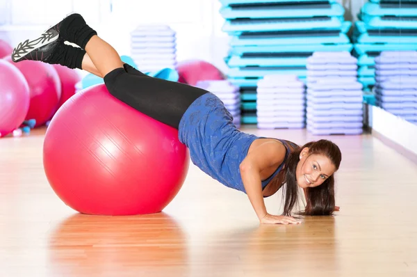 Mujer haciendo ejercicio físico en gimnasio deportivo — Foto de Stock