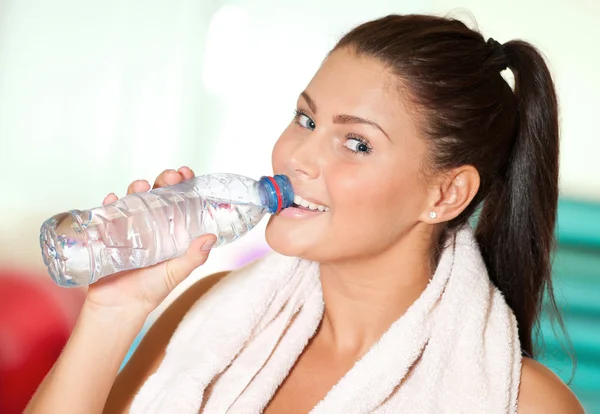 Женщина пьет холодную воду после спортивного поезда . — стоковое фото