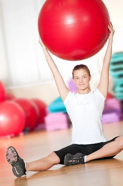 Žena, která dělá fitness cvičení v tělocvičně sport — Stock fotografie