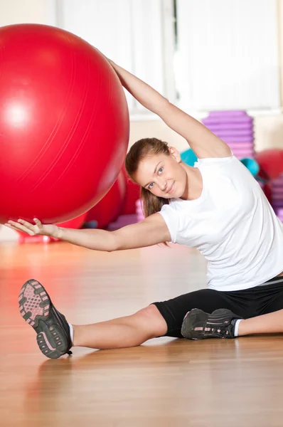 Vrouw doen fitness oefening op sport sportschool — Stockfoto