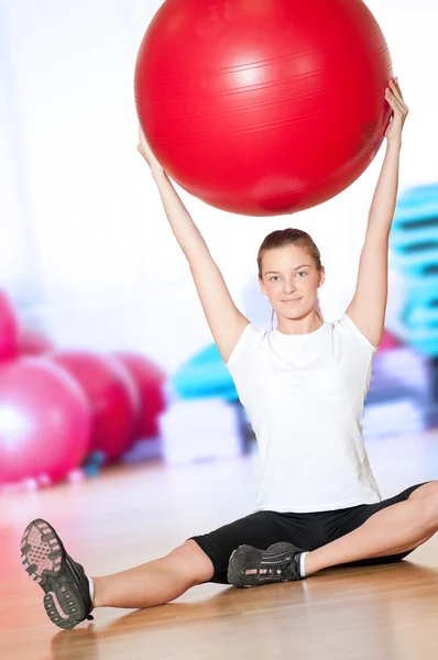 Spor salonunda Fitness Egzersiz yapıyor kadın — Stok fotoğraf
