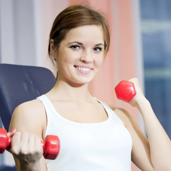 Güzel spor kadın dumbbell ağırlığı ile egzersiz yaparak — Stok fotoğraf