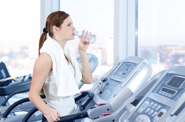 Young woman at the gym exercising. Drink — Stock Photo, Image