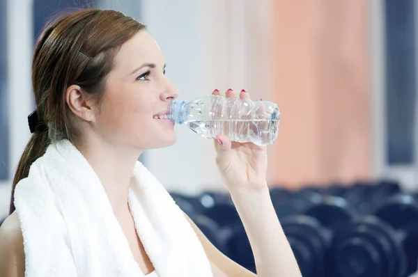 Hermosa mujer deporte beber agua en el gimnasio — Foto de Stock