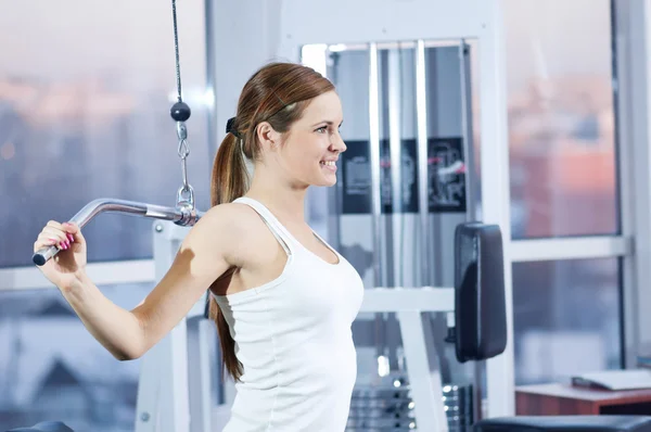 Mujer joven en el gimnasio — Foto de Stock