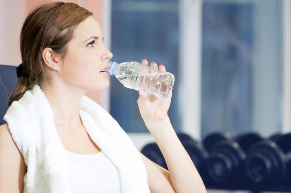 在健身房运动美丽女人喝水 — 图库照片