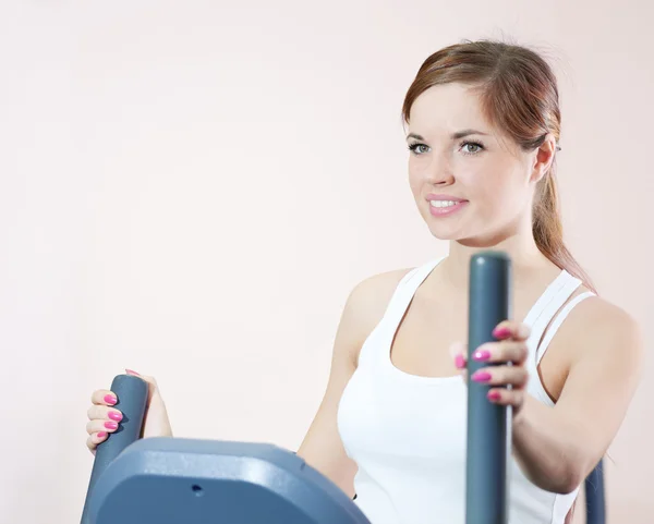 Junge Frau beim Turnen im Fitnessstudio. — Stockfoto