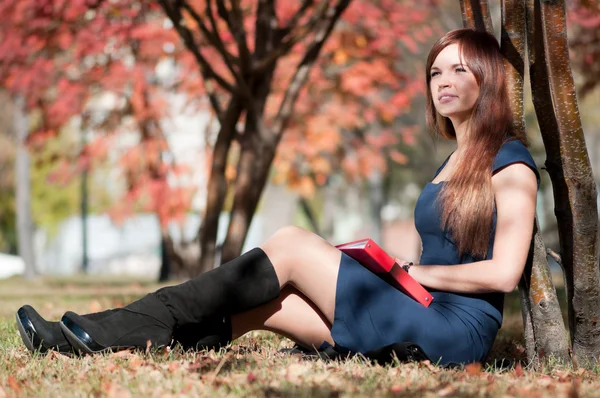 Mujer de negocios revisando diario en el parque de la ciudad —  Fotos de Stock
