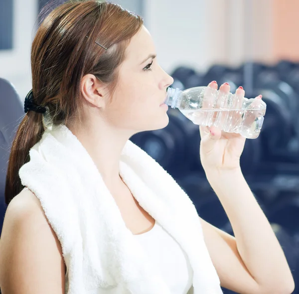 在健身房运动美丽女人喝水 — 图库照片
