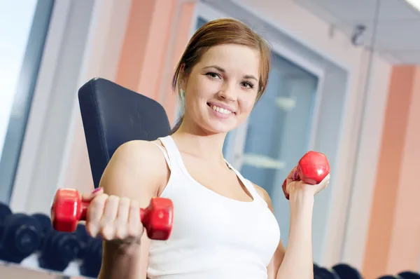 Hermosa mujer deportiva haciendo ejercicio con peso de mancuerna — Foto de Stock