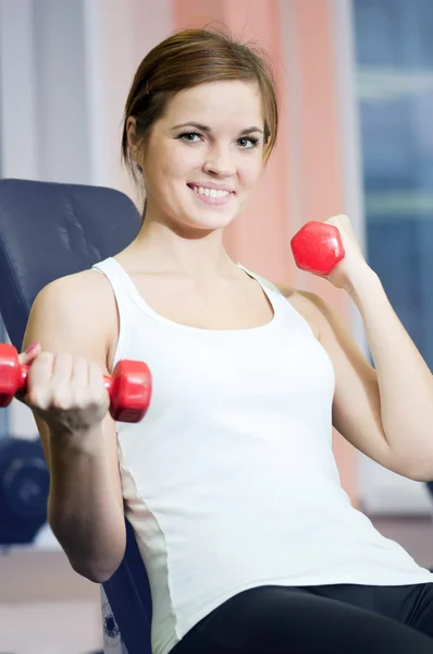 Belle femme sportive faisant de l'exercice avec haltère poids — Photo