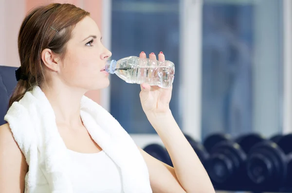 Hermosa mujer deporte beber agua en el gimnasio —  Fotos de Stock