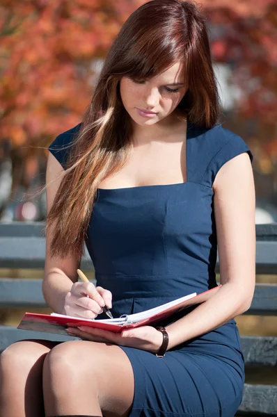 Geschäftsfrau liest Tagebuch im Stadtpark — Stockfoto