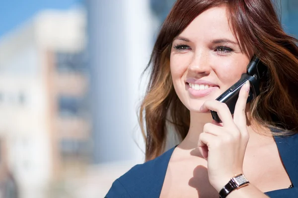 Jonge zakenvrouw via mobiele telefoon — Stockfoto