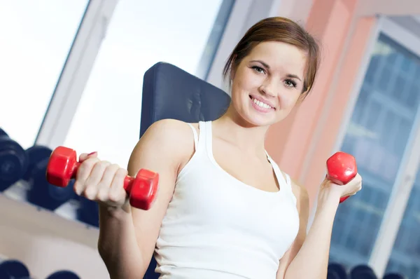 Mulher esporte bonito fazendo exercício com peso dumbbell — Fotografia de Stock