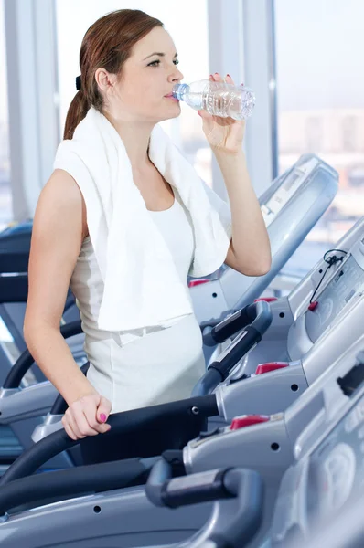Młoda kobieta na siłowni, ćwiczenia. napój — Zdjęcie stockowe
