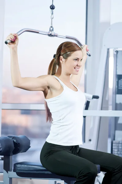 Mujer joven en el gimnasio — Foto de Stock