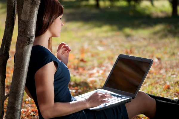 Jeune femme d'affaires utilisant un ordinateur portable — Photo