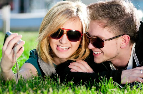 Emocional casal adolescente fotografar ao ar livre — Fotografia de Stock