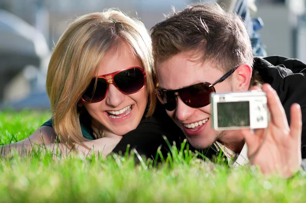 Emotional teenage couple photographing outdoor — Stock Photo, Image