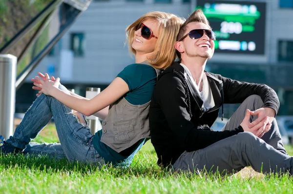 Feliz pareja adolescente jugando al aire libre —  Fotos de Stock