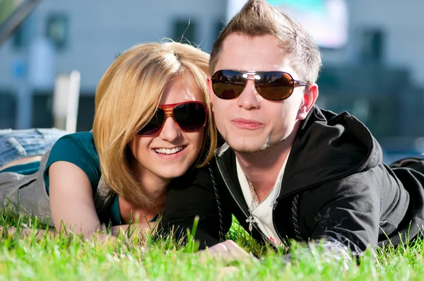Lyckliga teenage paret spelar utomhus — Stockfoto