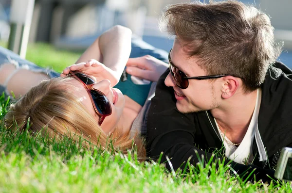 Feliz pareja adolescente jugando al aire libre — Foto de Stock