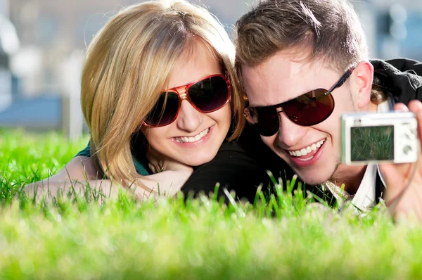 Emocional pareja adolescente fotografiando al aire libre —  Fotos de Stock