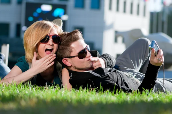 Emozionale adolescente coppia fotografare all'aperto — Foto Stock